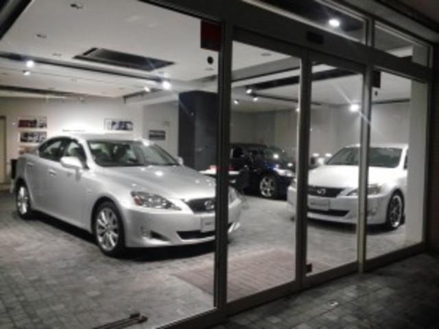 レクサスISとGSが並ぶ店内