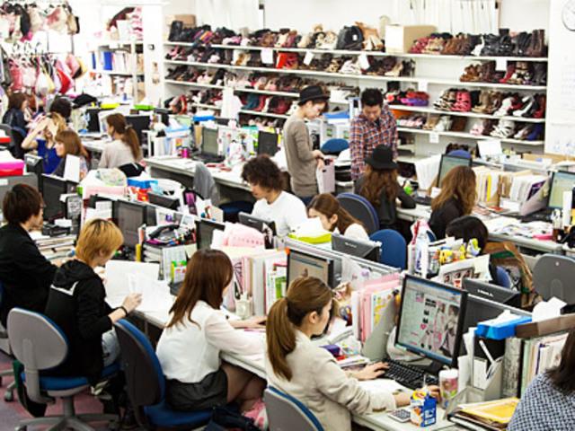 大阪本社の社内の様子です。PDCAを徹底し、意見が自由に出すことが出来る社風です。