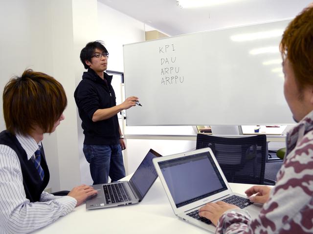 ミーティング風景。経験や年齢問わず、自身の企画を反映することが可能だ。