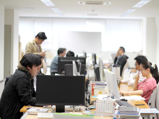 現在活躍している社員は、IT分野出身の人以外にも、自動車関連や金融業界などの出身者も多い。