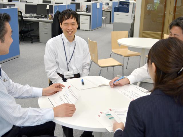 社内の打ち合わせスペース。
広々とした空間の中で、真剣な議論が交わされる。