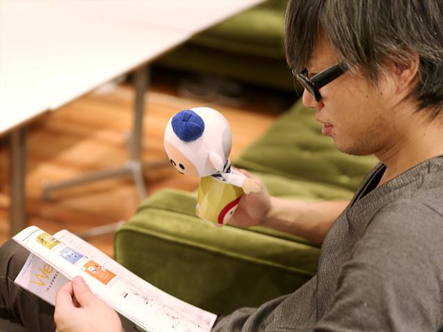 真剣な顔で調べ物…と思いきや、奥にはiccaの公式キャラクター「ステテコエテコ」が。いつでもユーモアを忘れない。