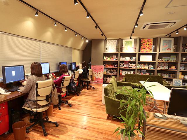 キャラクター、ディスプレイ、家具の配置、物腰や笑顔、そのすべてが来訪者をもてなし、明るい気分にさせてくれるiccaのオフィスだ。
