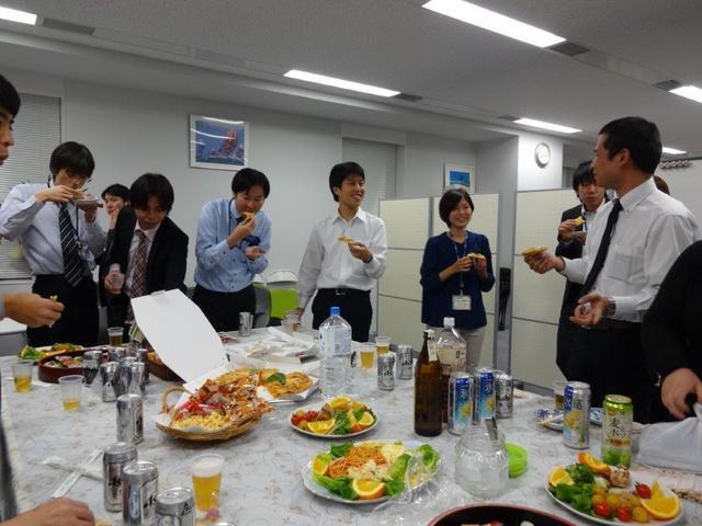 全社員参加の定例会・懇親会を月に１回開催しています