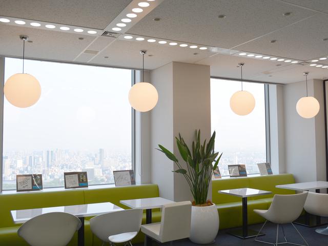 ラウンジにはビールの自販機も設置。終業後に、52階からの夜景を見ながら飲むこともできます。