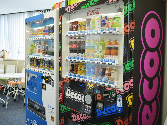 デクーオリジナルデザインが施された季節ごとに変わる社内自販機も充実のラインナップ