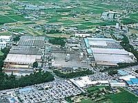 豊かな緑に囲まれた工場。<br />ここから新しい動きが始まろうとしている。