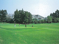 敷地内にゴルフ場も併設。<br />福利厚生施設も充実している。
