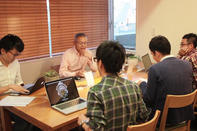 社員の独立・起業を積極的にバックアップする同社。
社員として雇用し、実力がついた後にパートナー契約を結ぶなど、各自の夢を実現するワークスタイルを応援している。「スペシャリスト化研修」で2年で独立を目指す。