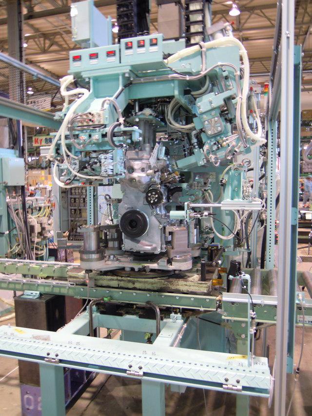 エンジンを計測している様子