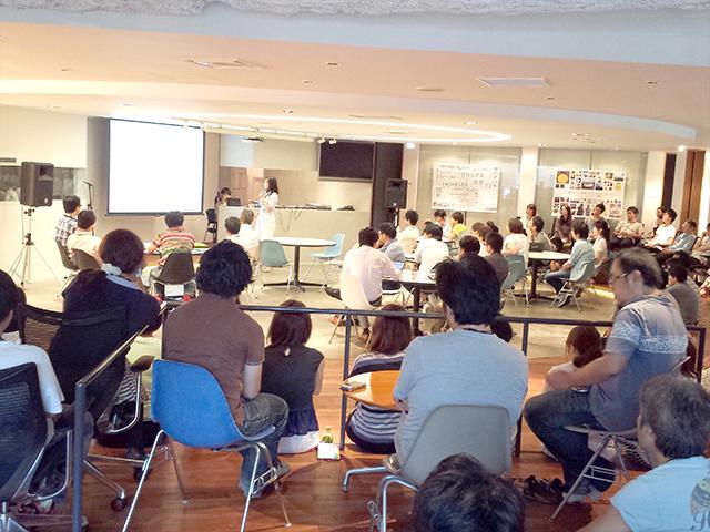 定期的に行われる全社ミーティング。経営方針や各サービスごとの売上数値・ランキングの共有、社員が持ち回りで3分間スピーチを行うなど・、社内のコミュニケーションの重要な時間となっている。