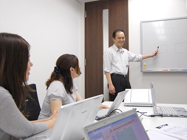 プロジェクトの多くは3、4人のチームで3カ月程度で回していくスタイル。プロジェクトを掛け持ちすることもあり、さまざまな案件に関われるので、身に付く力も幅広い。
