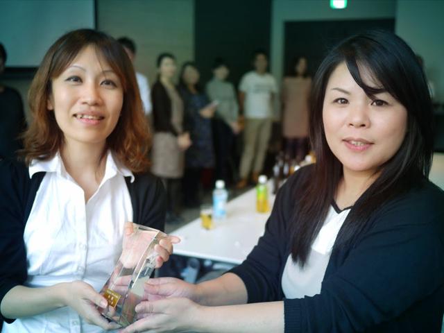 社員総会ではチャレンジしているメンバーを思いっきり称賛します。