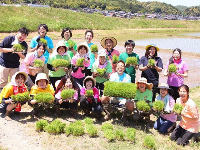 田植えや稲刈りは毎年の恒例行事。汗をかいた後のお楽しみはBBQ！はじめはお米にピンと来なくても、文化を伝えていくことに共感してくださる方、農業、食、流通システムに興味のある方なら大歓迎！お米のことは入社してからいくらでも学べます。