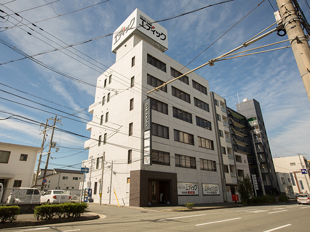 姫路本社の自社ビル。姫路のほか、東京と大阪にも支社を構えている。全国展開をする会社との取引も多い。