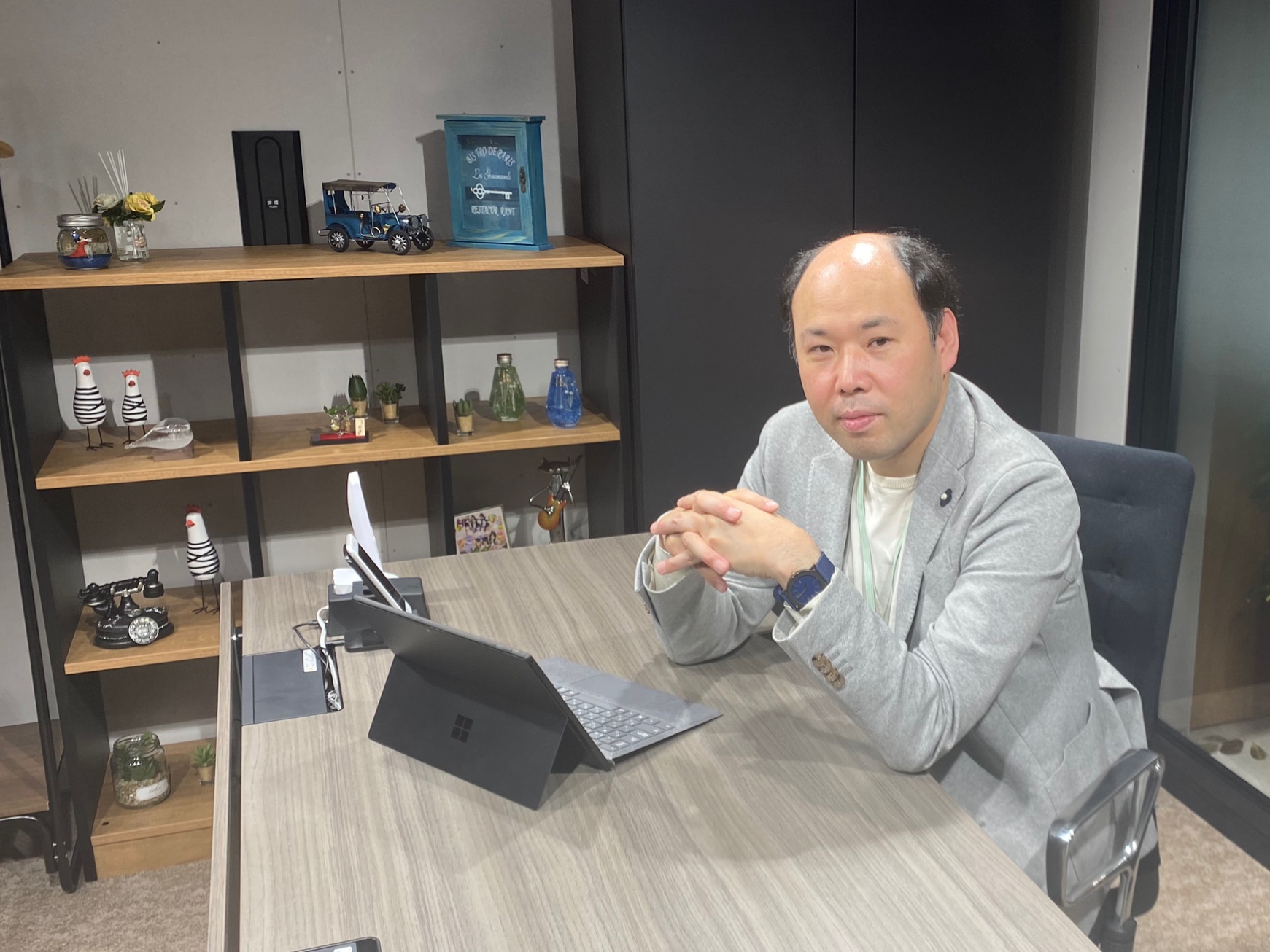 日本有数のIT企業から独立した経歴を持つ代表取締役社長の柴山 洋徳氏。
自身が海外で学んだアジャイル開発や、UXデザインといったアプローチをクライアントに提供する企業の設立を決意し、同社を立ち上げた。